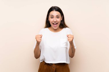 Genç esmer kadın izole arka planda galibiyeti kutluyor.