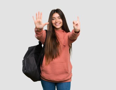 Elinde not defterleri olan genç bir bayan. Gri arka planda parmakları olan altı kişi var.