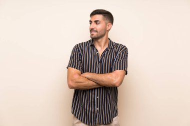 Izole arka plan gülen üzerinde sakallı yakışıklı adam