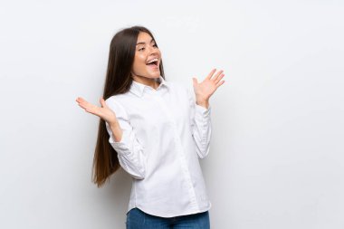 Yüzünde sürpriz ifade olan, izole edilmiş beyaz bir geçmişi olan genç kadın.