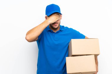 Teslimatçı, izole edilmiş beyaz arka planda, gözleri elleriyle kapatıyor.
