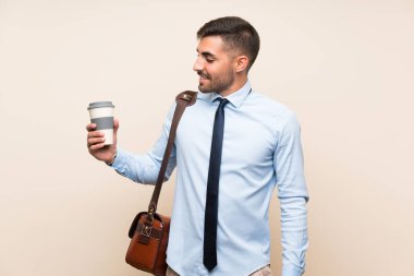 Sakallı genç iş bir kahve götürmek tutarak 