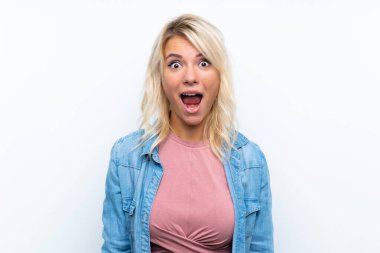Yüzünde sürpriz bir ifade olan, izole edilmiş beyaz bir geçmişi olan genç sarışın kadın.