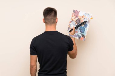 Arka planda izole edilmiş genç sanatçı.