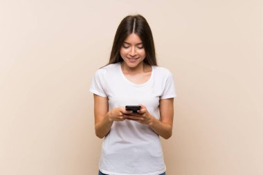Cep telefonu ile bir mesaj göndererek izole arka plan üzerinde Pretty genç kız