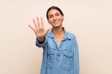 İzole edilmiş arka planda beş parmaklı genç kadın var.
