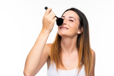 Genç kadın izole beyaz arka plan üzerinde makyaj fırçası bir sürü tutan