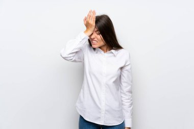 İzole beyaz arka plan üzerinde genç kadın karıştırır yüz ifadesi ile şüpheler