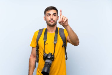 Genç fotoğrafçı şeffaf ekrana dokunuyor.