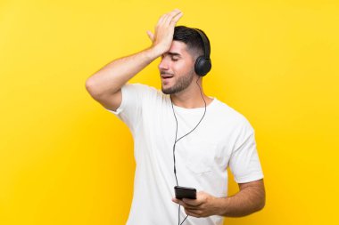 Mobil sarı duvarlı genç yakışıklı müzik dinliyor. Bir şey fark etti ve çözümü arıyor.