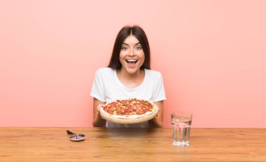 Bir masada pizza ile genç kadın