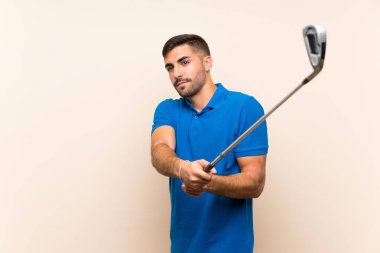 Izole arka plan üzerinde genç yakışıklı golfçü adam
