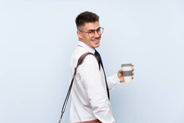 Izole mavi arka plan üzerinde Yakışıklı işadamı