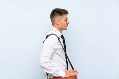 Izole mavi arka plan üzerinde Yakışıklı işadamı