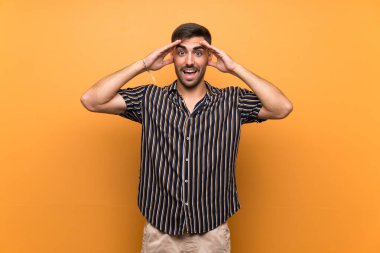 Sakallı yakışıklı, soyutlanmış bir geçmişi olan, şaşırmış bir adam.