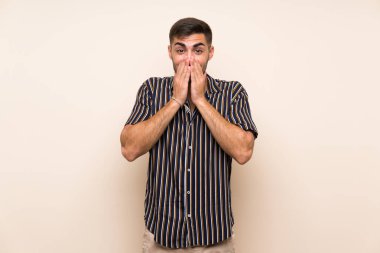 Sürpriz yüz ifadesi ile izole arka plan üzerinde sakallı yakışıklı adam