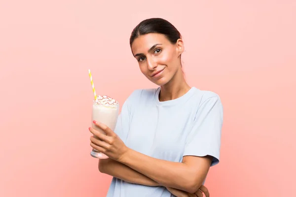 Mujer Joven Con Batido Fresa Sobre Fondo Rosa Aislado Mirando —  Fotos de Stock