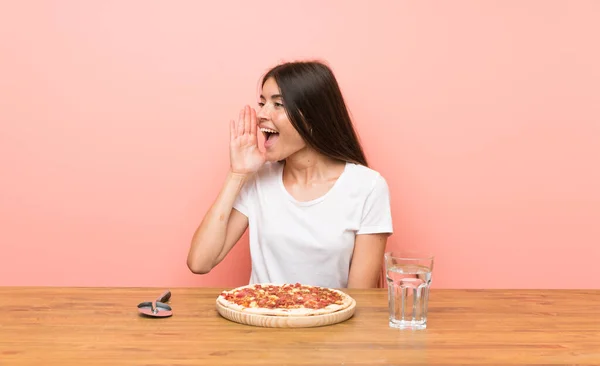 Młoda Kobieta Pizzą Krzyczącą Otwartymi Ustami — Zdjęcie stockowe