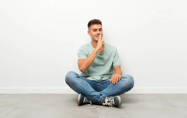 Mladý Pohledný Muž Sedí Podlaze Mlčí — Stock fotografie
