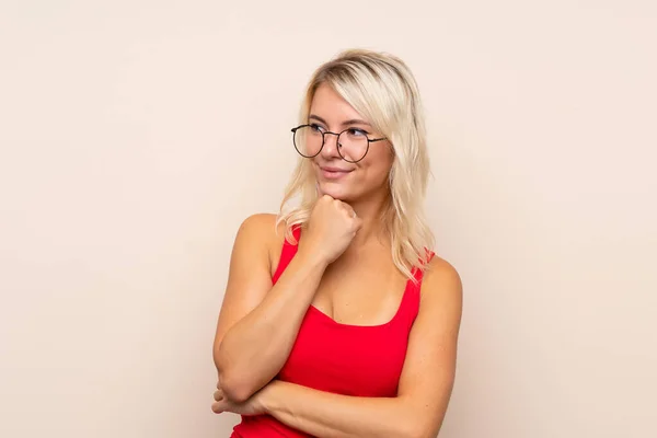 Ung Blond Kvinna Över Isolerad Bakgrund Med Glasögon — Stockfoto