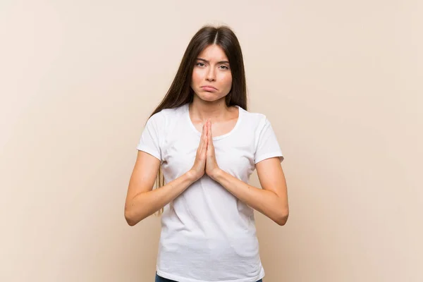 Mooi Jong Meisje Met Een Geïsoleerde Achtergrond Houdt Hand Bij — Stockfoto