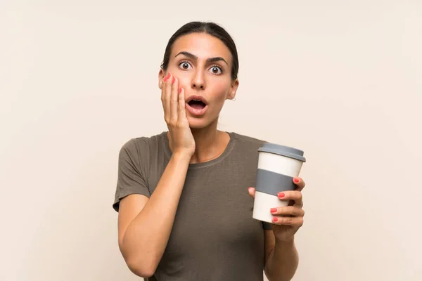 Giovane Donna Che Tiene Caffè Asporto Con Sorpresa Espressione Facciale — Foto Stock