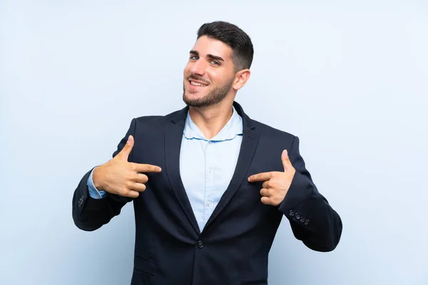 Bonito Homem Sobre Isolado Fundo Azul Orgulhoso Auto Satisfeito — Fotografia de Stock