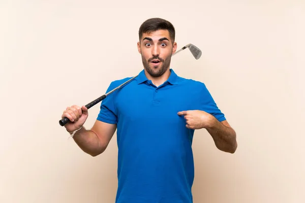 Joven Golfista Guapo Hombre Sobre Fondo Aislado Con Expresión Facial —  Fotos de Stock