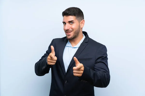 Hombre Guapo Sobre Fondo Azul Aislado Apuntando Hacia Frente Sonriendo — Foto de Stock