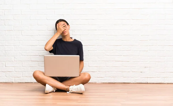 Jovem Com Laptop Sentado Chão Cobrindo Olhos Por Mãos — Fotografia de Stock