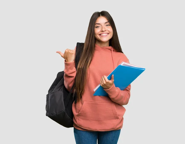 Junge Studentin Mit Notizbüchern Die Zur Seite Zeigen Ein Produkt — Stockfoto