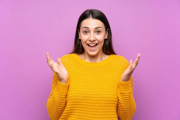 Jonge Vrouw Geïsoleerde Paarse Achtergrond Met Verrassing Gezichtsuitdrukking — Stockfoto