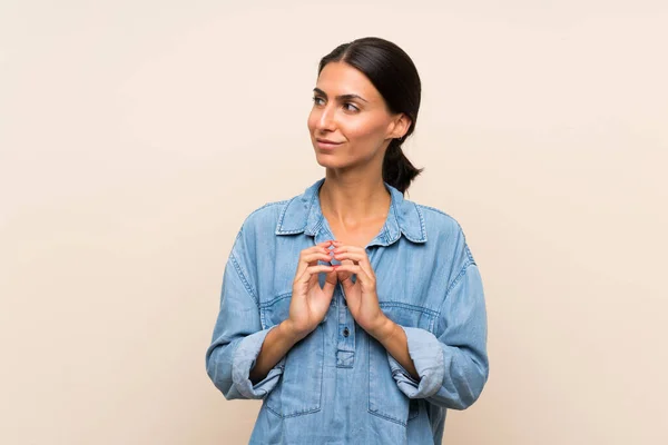 Jonge Vrouw Geïsoleerde Achtergrond Schemeren Iets — Stockfoto