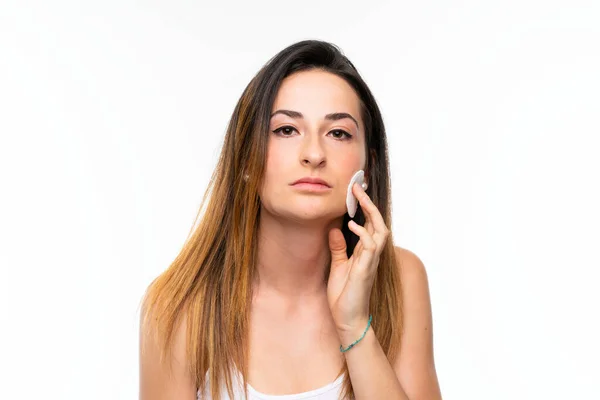 Jonge vrouw het verwijderen van make-up uit haar gezicht met wattenschijfje — Stockfoto