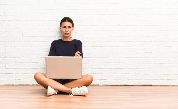 Νεαρή Γυναίκα Ένα Φορητό Υπολογιστή Που Κάθεται Στο Πάτωμα Κρατώντας — Φωτογραφία Αρχείου