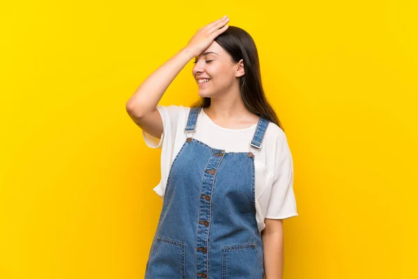 Young Woman Dungarees Isolated Yellow Background Has Realized Something Intending — Stock Photo, Image