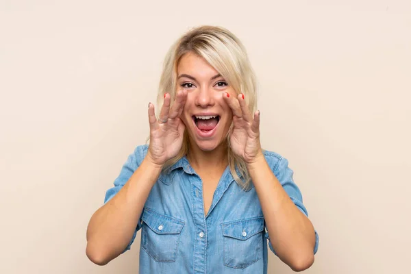 Ung Blond Kvinna Över Isolerad Bakgrund Skrika Med Munnen Vidöppen — Stockfoto