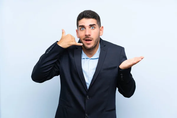 Hombre Guapo Sobre Fondo Azul Aislado Haciendo Gesto Teléfono Dudando — Foto de Stock