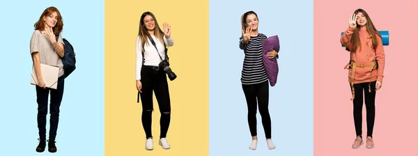 Набор Путешествия Женщина Фотограф Студентка Пижаме Счастливы Подсчет Четырех Пальцами — стоковое фото