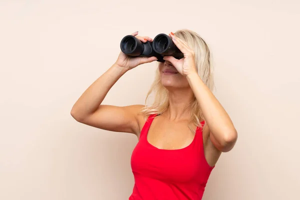 Mujer Rubia Joven Sobre Fondo Aislado Con Prismáticos Negros —  Fotos de Stock