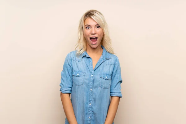 Young Blonde Woman Isolated Background Surprise Facial Expression — Stock Photo, Image
