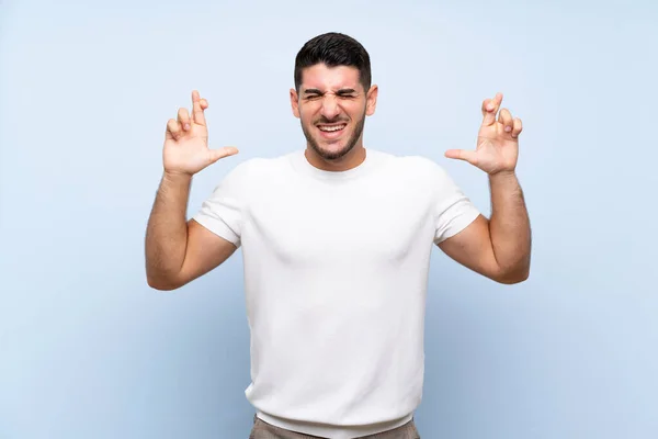 Caucasian Handsome Man Isolated Blue Background Fingers Crossing — ストック写真