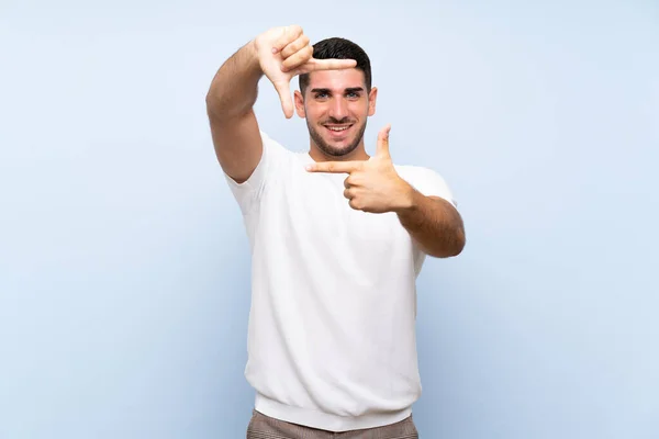 Hombre Guapo Caucásico Sobre Fondo Azul Aislado Enfocando Cara Símbolo — Foto de Stock