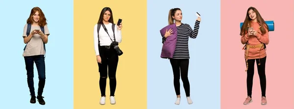 Bir Grup Gezgin Kadın Fotoğrafçı Öğrenci Pijamalı Cep Telefonuyla Bir — Stok fotoğraf