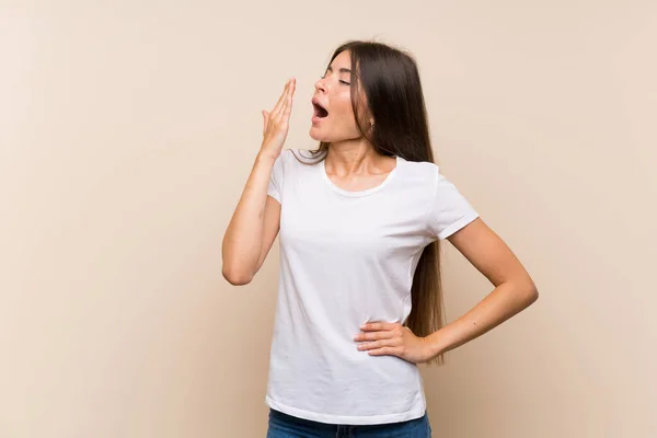 Mooi Jong Meisje Geïsoleerde Achtergrond Geeuwen Het Bedekken Van Breed — Stockfoto