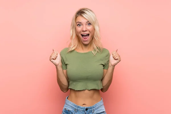 Giovane Donna Bionda Sfondo Rosa Isolato Che Celebra Una Vittoria — Foto Stock