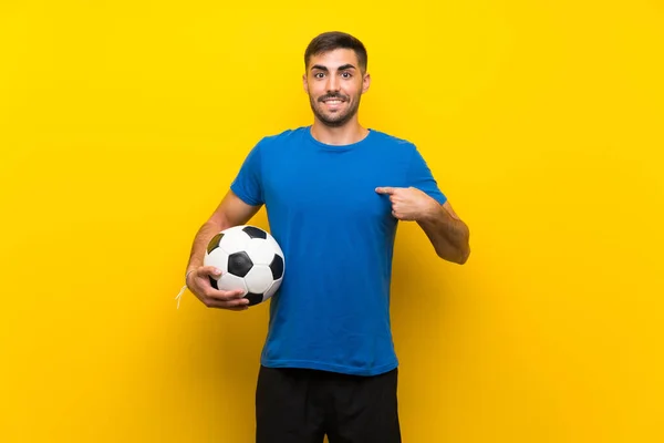 Jovem Jogador Futebol Bonito Homem Sobre Isolado Parede Amarela Com — Fotografia de Stock
