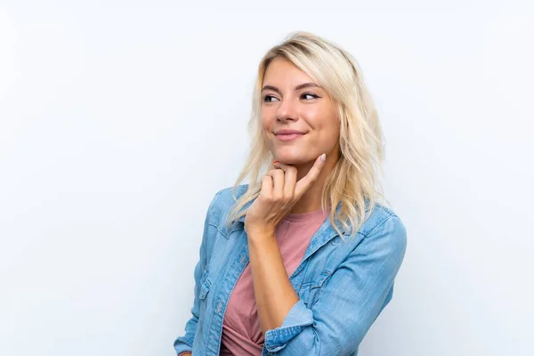 Joven Rubia Sobre Fondo Blanco Aislado Pensando Una Idea Mientras — Foto de Stock