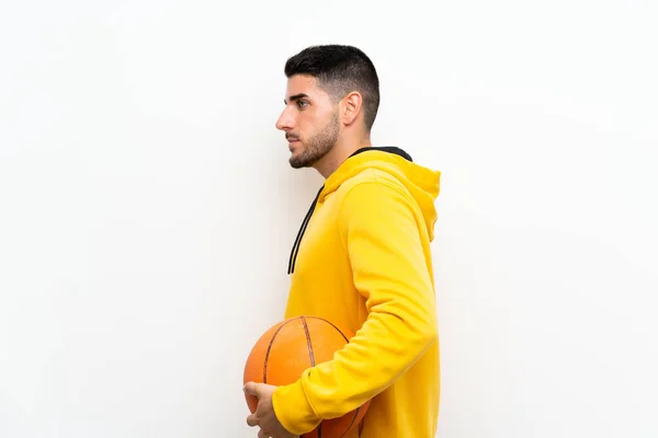 Guapo joven jugador de baloncesto hombre sobre pared blanca aislada —  Fotos de Stock