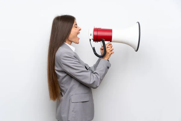 Jonge Zakenvrouw Geïsoleerde Witte Achtergrond Schreeuwen Door Een Megafone — Stockfoto